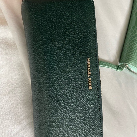 Michael Kors zip wallet/wristlet - Picture 3 of 6